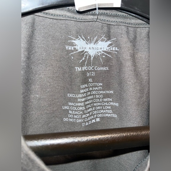 NWT Dark Knight Rises Logo Red Batman Grey Shirt DC Comics Sz XXL T-Shirt - Picture 6 of 6